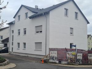 a white building with graffiti on the side of it at Monteurwohnung Uettinge in Uettingen