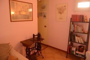 een kamer met een tafel en een boekenplank bij Bed and Breakfast I Vicoletti Di Napoli in Napels