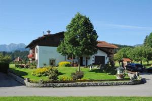 a house with a garden in front of it at Gästehaus Nigg in Eisenberg