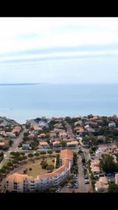 une vue aérienne sur une ville avec des maisons et des voitures dans l'établissement Appartement location Vaux sur Mer plage à partir de 4 nuits minimum, à Vaux-sur-Mer