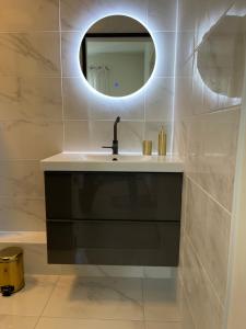 ThomeryにあるAmbiance Seine, Appartement lumineux en bordure de Seine - Chouetteの洗面台と鏡のあるバスルーム +19枚の写真