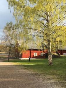 Galeriebild der Unterkunft Cozy lodge at horse farm with lake and sauna in Hölö