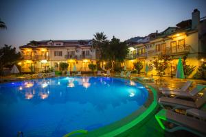 Bazén v ubytování Metin Hotel nebo v jeho okolí