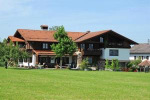 una casa grande con un césped verde delante de ella en Gästehaus Nigg, en Eisenberg