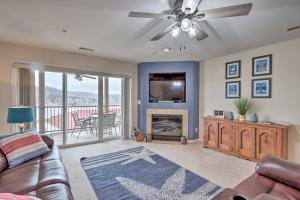 卡姆登顿Community Pool and Dock Lake of the Ozarks Condo!的带沙发和电视的客厅