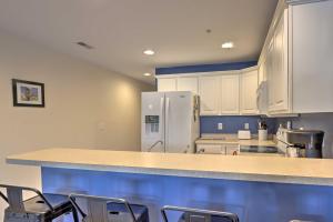 Community Pool and Dock Lake of the Ozarks Condo!的厨房或小厨房