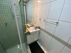 a bathroom with a sink and a shower at ITAPARICA BEACH 24HRS in Vila Velha