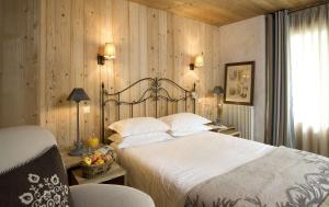 Postel nebo postele na pokoji v ubytování Best Western Chalet les Saytels + 37 fotografií