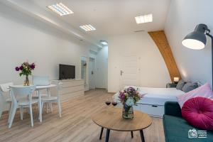 salon z kanapą i stołem w obiekcie Park w mieście Sopot
