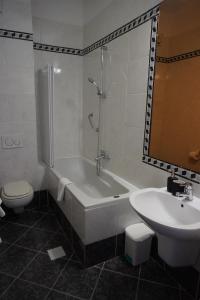 La salle de bains est pourvue d'une baignoire, de toilettes et d'un lavabo. dans l'établissement Villa Palma, à Tučepi