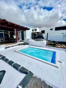 una piscina en medio de una casa en Luxury House Villa de Teguise, en Teguise