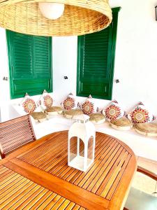 Camera con tavolo in legno e cuscini. di Luxury House Villa de Teguise a Teguise