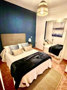 Giường trong phòng chung tại Luxury House Villa de Teguise