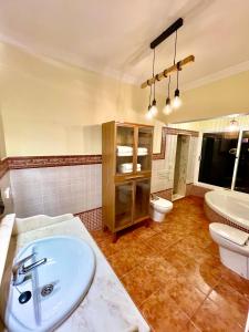 Kylpyhuone majoituspaikassa Luxury House Villa de Teguise