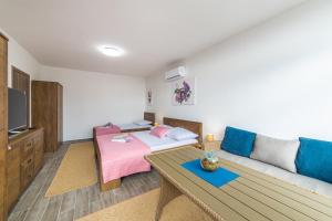 TV a/nebo společenská místnost v ubytování Apartment Sunrise Ploče