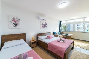 Gulta vai gultas numurā naktsmītnē Apartment Sunrise Ploče