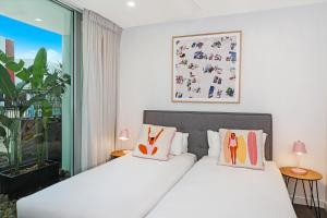 Rúm í herbergi á Element on Coolum Beachfront Sunshine Coast