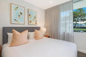 Rúm í herbergi á Element on Coolum Beachfront Sunshine Coast