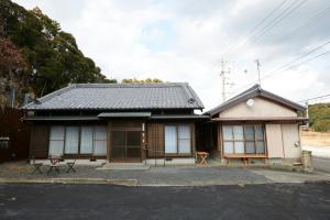 um par de pequenas casas sentadas ao lado um do outro em Cyclist inn Hachikakuno / Vacation STAY 78852 em Shimosato