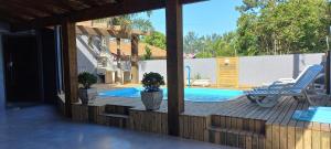 Výhľad na bazén v ubytovaní Casa confortável com piscina alebo v jeho blízkosti