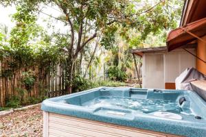 una vasca da bagno blu seduta in un cortile di Comfortable Home, 7 min Walk to Beach, Hot Tub, a Pompano Beach