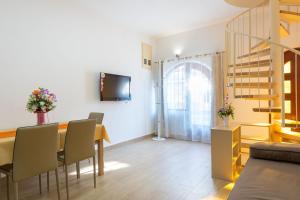 Televízia a/alebo spoločenská miestnosť v ubytovaní Apartment Bralic