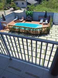 una terrazza con piscina e 2 sedie di Sevenresidence a Barra Velha