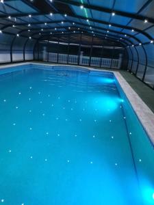 Bazén v ubytování Private villa en baza nebo v jeho okolí