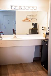 Cucina o angolo cottura di The Virginian Inn Moab Downtown