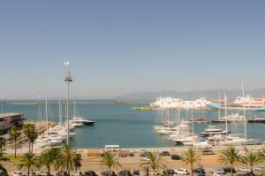 um grupo de barcos ancorados numa marina em Right House Splendid Harbour View em Cagliari