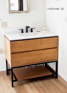 un mobile bagno con lavabo e specchio di The Virginian Inn Moab Downtown a Moab