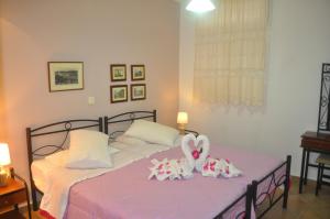 una camera da letto con un letto e due asciugamani di Villa Takis on Pelekas beach Apartment A with private garden and sea view a Pelekas