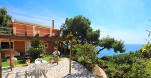 派萊卡斯的住宿－Villa Takis on Pelekas beach Apartment A with private garden and sea view，相簿中的一張相片