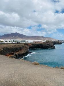 une vue d'une plage avec des bâtiments et l'océan dans l'établissement Casa Paca - Your Private Oasis in Lanzarote - Paradise by the Sea, à Playa Blanca