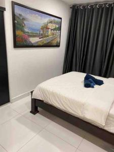 - une chambre avec un lit orné d'une peinture murale dans l'établissement The Arena Tanjung Tuan Port Dickson, à Port Dickson