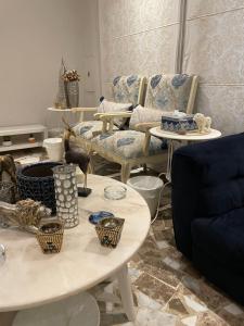 sala de estar con 2 mesas y 2 sillas en سمو1, en Riad