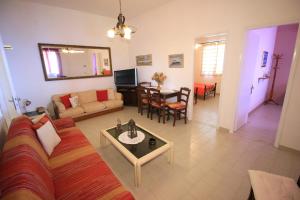 uma sala de estar com um sofá e uma mesa em Villa Takis on Pelekas beach Apartment B with sea view em Pelekas