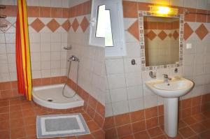 Ένα μπάνιο στο Villa Takis on Pelekas beach, Apartment B with sea view +28 φωτογραφίες