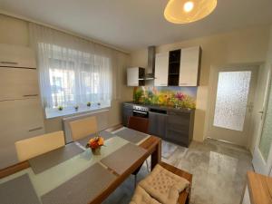 kuchnia ze stołem i jadalnią w obiekcie Ferienhaus Lina w mieście Neusiedl am See