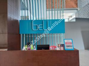 Una donna seduta ad una scrivania in un atrio di DanZaStay@BellSuite a Sepang