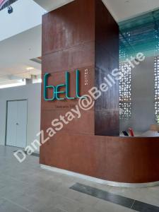una señal para la compañía del codazon en un vestíbulo en DanZaStay@BellSuite en Sepang