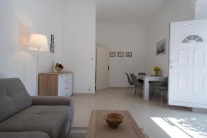 ein Wohnzimmer mit einem Sofa und einem Tisch in der Unterkunft Seafront apartment Marina in Jelsa