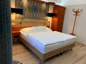 Posteľ alebo postele v izbe v ubytovaní Gizella Hotel and Restaurant