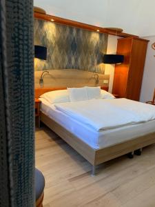 Posteľ alebo postele v izbe v ubytovaní Gizella Hotel and Restaurant