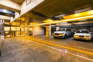 garaż z dwoma samochodami zaparkowanymi w nim w obiekcie Index Hotel J Dream Jeju w mieście Czedżu