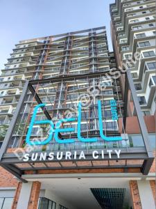 um edifício com um sinal para a cidade do sol em DanZaStay@BellSuite em Sepang