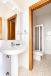 Koupelna v ubytování ALCALA Perfect Stay by Sunkeyrents + 31 fotografií