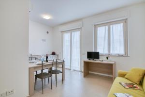 TV a/nebo společenská místnost v ubytování Suite Ondina Viareggio Apartments - Happy Rentals