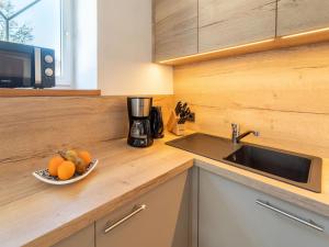 A kitchen or kitchenette at Beautiful two-room apartment in Hollersbach Még 26 kép