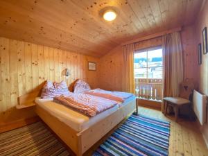 sypialnia z łóżkiem w drewnianym pokoju w obiekcie holiday home Kathrin, St Koloman w mieście Grubach